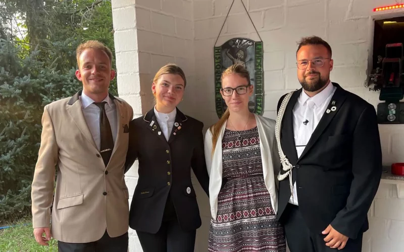 (von rechts) Die neuen Regentenpaare: Dennis Matthiessen und Michaela Zickuhr sowie Bernadette Gillet und Marlon Wettwer. Foto: privat