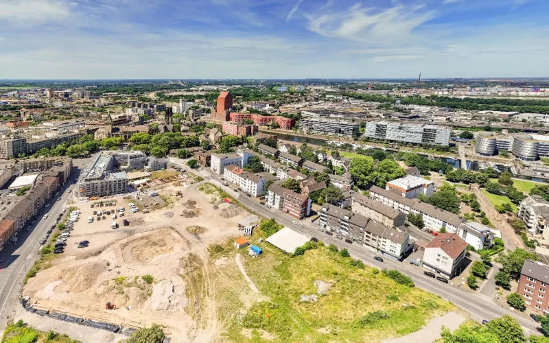 Diese Luftbildaufnahme zeigt das Mercatorviertel in der Duisburg Innenstadt im Juli 2024. Foto: Ilja Höpping/Stadt Duisburg)