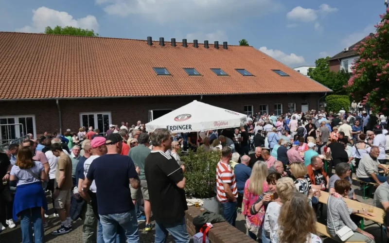 Viele Menschen aus dem Duisburger Süden und dem Düsseldorfer Norden nutzen am Feiertag die Gelegenheit zu einer Einkehr am Steinhof. Foto: sam