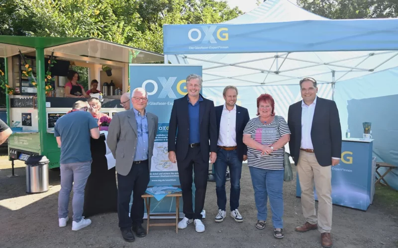 Bei dem offiziellen Baustart auf dem Schützenplatz in Huckingen (von links): Hartmut Kühn, Jens Bergerhoff, Digitalisierungsdezernent Martin Murrack, Bezirksbürgermeisterin Beate Lieske und OXG- Geschäftsführer Matthias Ospelkaus. Foto: sam