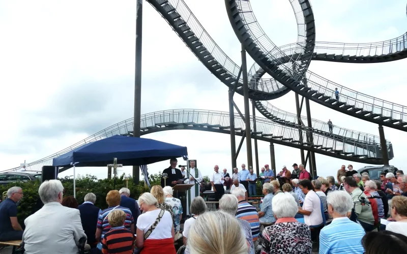 Zur ökumenischen Bergmesse mit Panoramablick treffen sich viele Gläubige bei „Tiger & Turtle“. Archivfoto: Heimat- und Bürgerverein Wanheim-Angerhausen e.V.