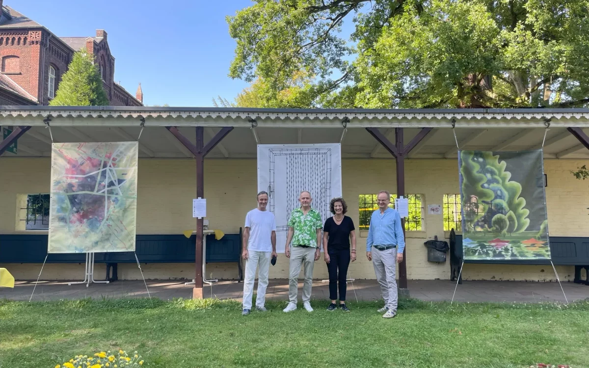 Carl Hager, Hans-Peter Hepp und Birgit Huebner eröffneten zusammen mit Chefarzt Prof. Dr. med. Joachim Cordes (v.l.n.r.) die Ausstellung, die bis Ende Oktober täglich von 16 bis 17 Uhr besichtigt werden kann. Foto: Kaiserswerther Diakonie