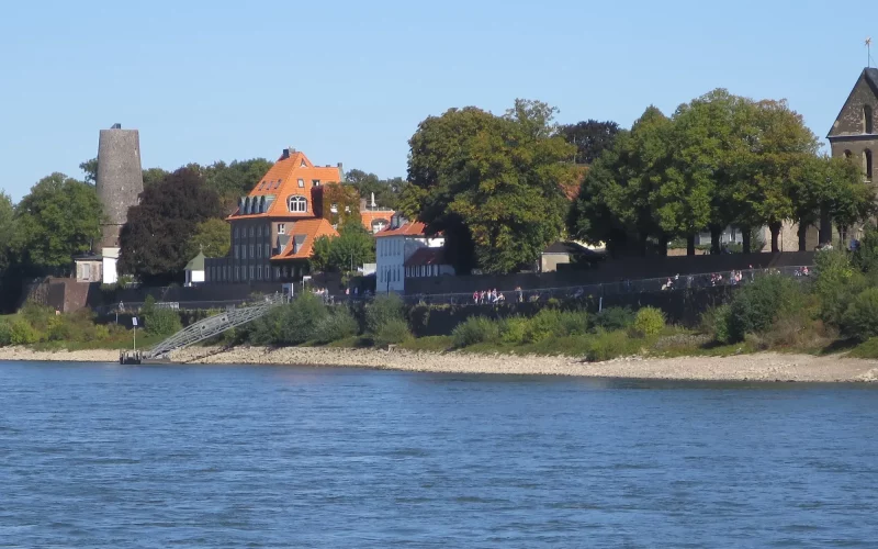 Der Panoramablick auf Kaiserswerth hat sich in den vergangenen 120 Jahren kaum verändert, sieht man von den jetzt fehlenden Türmen der Basilika ab. Sie wurden im 2. Weltkrieg als MG-Standorte missbraucht und von amerikanischer Artillerie daraufhin zerstört. Foto: hs