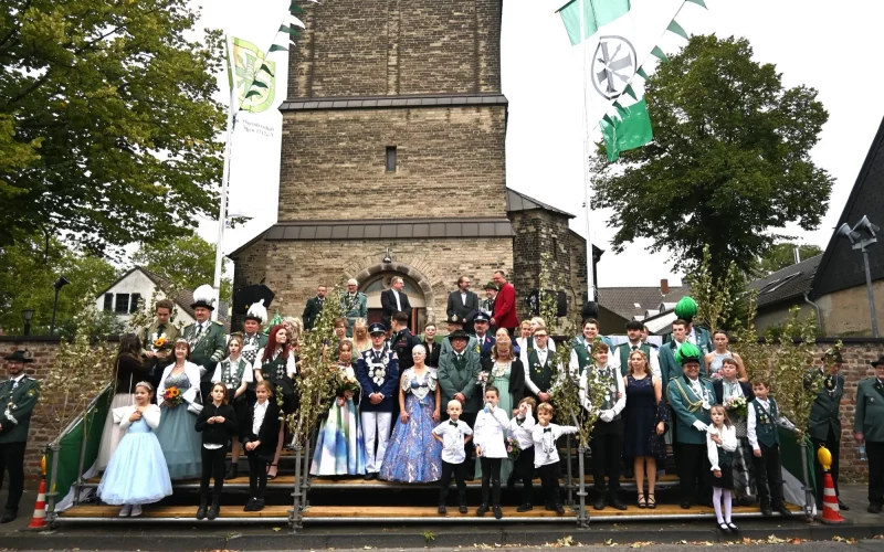 Die große Parade wurde von Königin Christine Wickinghoff und ihrem Prinzgemahl Ulrich Wickinghoff wie gewohnt vor der Kirche St. Dionysius abgenommen. Foto: sam