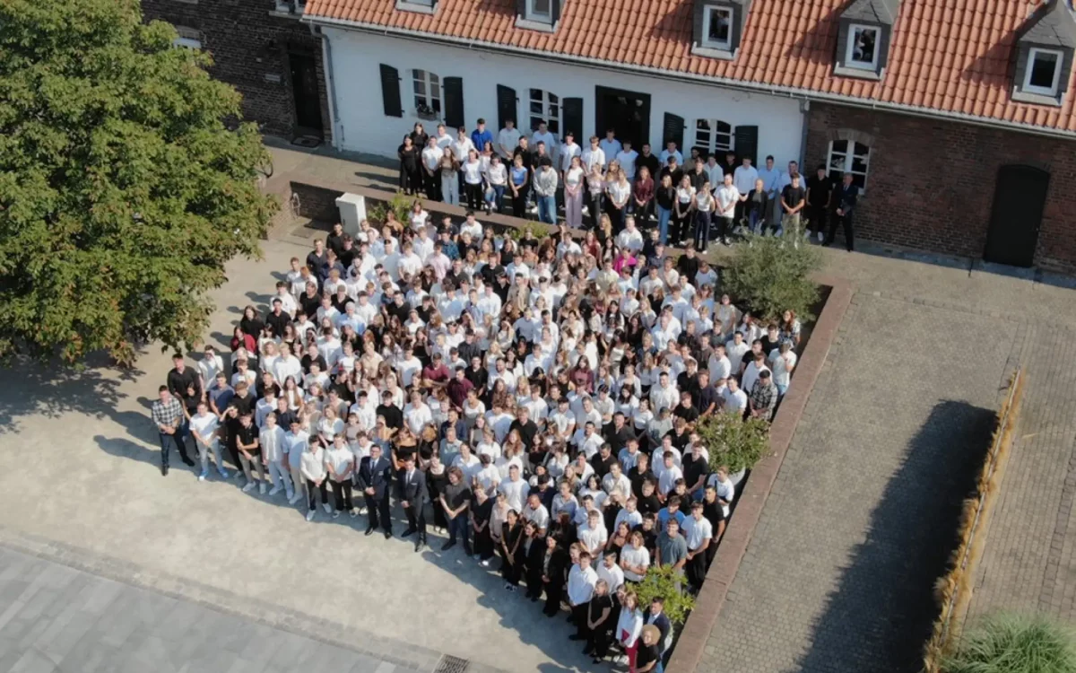 Polizeipräsident Alexander Dierselhuis begrüßte im „Steinhof“ in Huckingen 321 Kommissaranwärterinnen und -anwärter (KA) sowie zwölf Regierungsinspektoranwärterinnen und -anwärter (RAI). Foto: Polizei