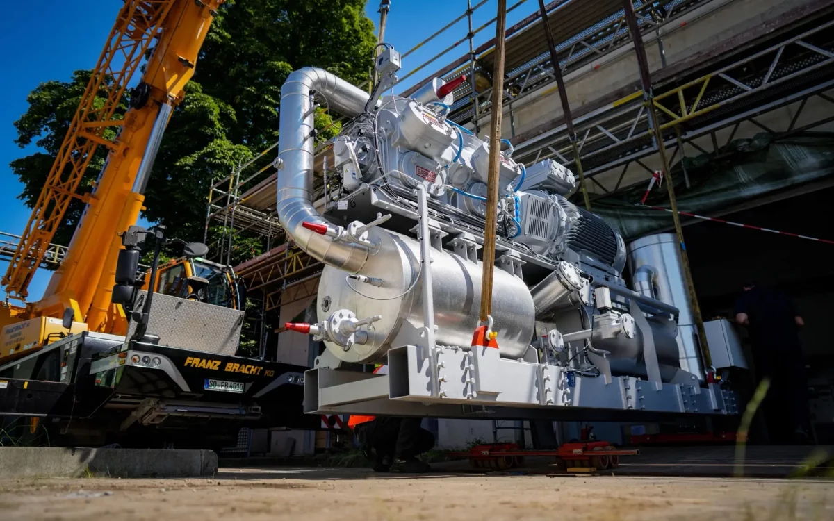 An der Kläranlage in Huckingen sind zwei jeweils 1,9 Megawatt starke Wärmepumpen eingetroffen, die nun angeschlossen werden. Foto: Stadtwerke Duisburg AG