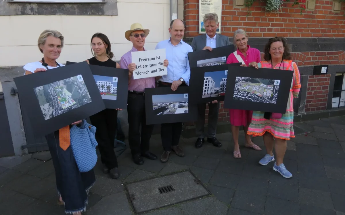 Protestdemonstration vor dem Kaiserswerther Rathaus: Demonstranten verdeutlichen ihre Befürchtungen über die Höhe und Dichte der geplanten Bebauung nördlich der Kalkumer Schlossallee. Foto: hs