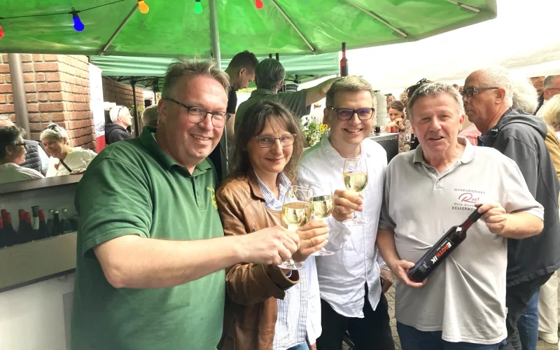 Alexander Hartmann, Herausgeber des NORDBOTE, gratulierte Sabine und Stefan Linder (links) sowie Winzer Jürgen Roth (rechts) zum erfolgreichen Weinfest. Foto: sam
