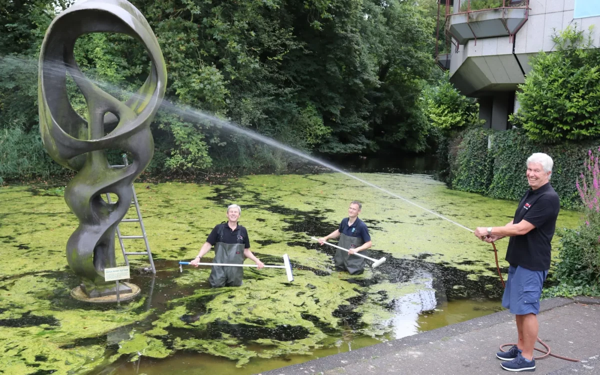 Gerd Micheel, Vizebaas der TG Pastor Jääsch, sorgt mit dem Wasserschlauch für den letzten Feinschliff bei der Reinigung der „Schneckenplastik“. Foto: Aquazoo Löbbecke Museum