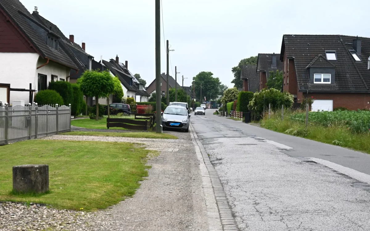 Gegen den Willen vieler Anlieger soll die Sermer Straße in Mündelheim bald ausgebaut werden. Foto: sam