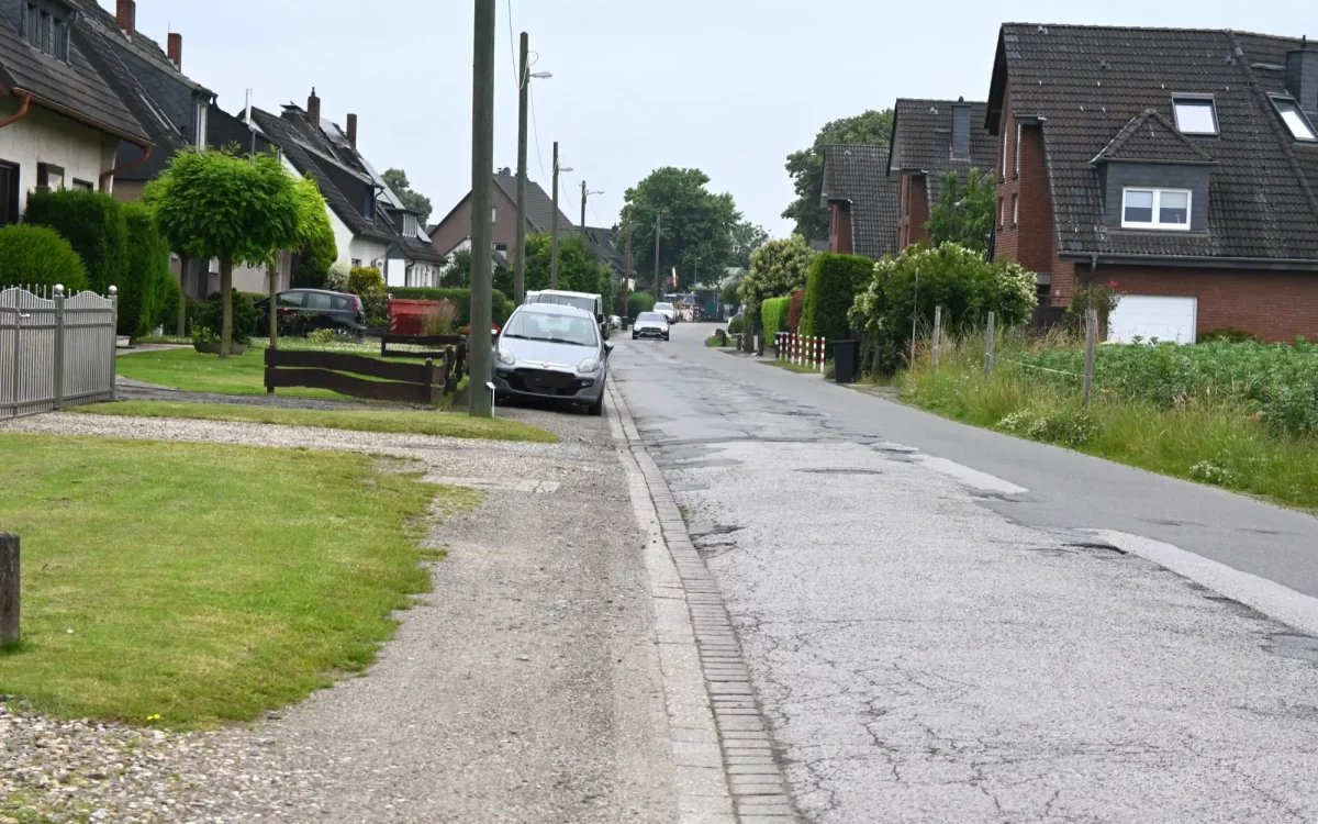 An den Feldern zu Serm liegt dieses Stück der Sermer Straße in Mündelheim, das nach dem Vorschlag der Verwaltung jetzt ausgebaut werden soll. Foto: sam