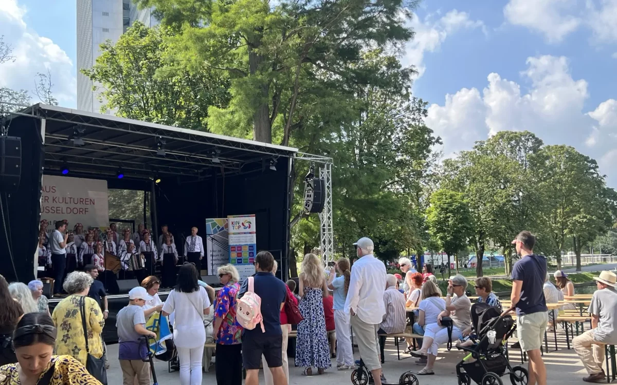 Besucher genießen die kulturelle Vielfalt beim Sommerfest 2023 „Düsseldorf ist bunt“ im Hofgarten, begleitet von Musik und verschiedenen Darbietungen auf der Bühne, Foto: privat