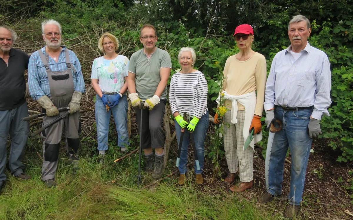 In einer Pause haben sich einige fleißige Helfer für ein Foto aufgestellt (von links): Uli ist dem Fotografen etwas aus dem Bild „gerutscht“, Karl, Katrin, Torsten, Angelika Elke und Jürgen. Foto: hs