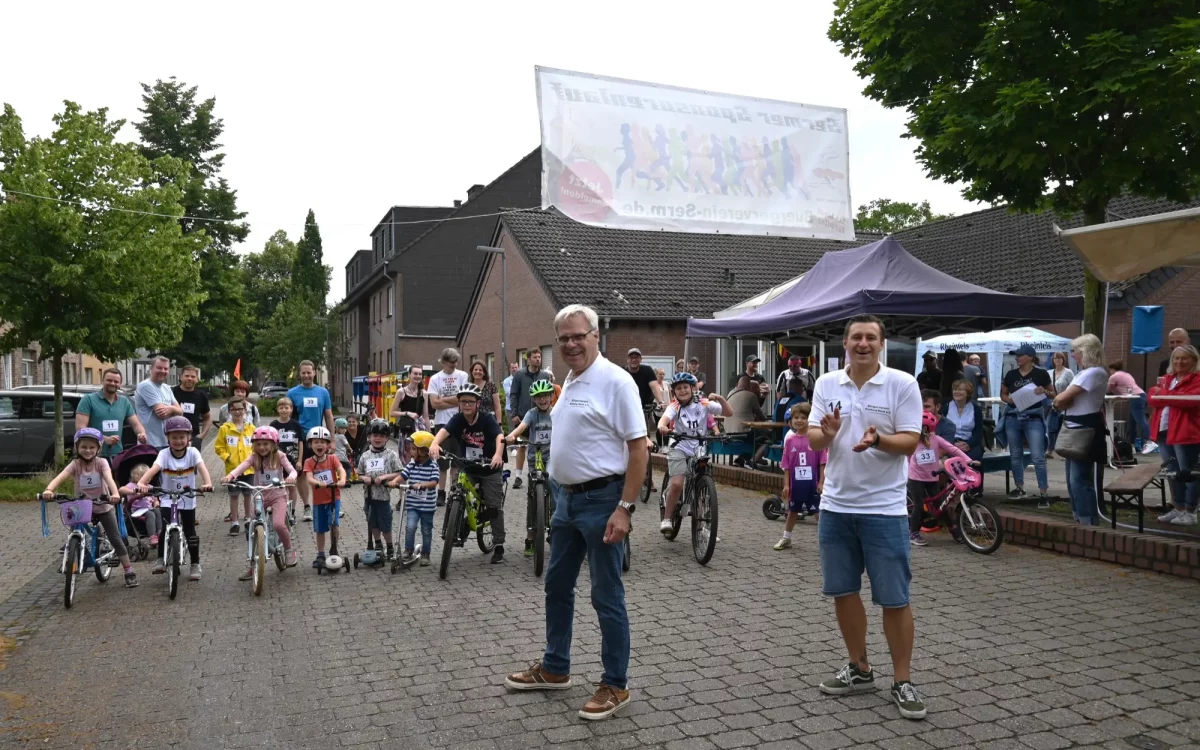 Den Startschuss um zweiten Sermer Sponsorenlauf gaben Rainer Kreh (links) und Dennis Ponczeck. Foto: sam