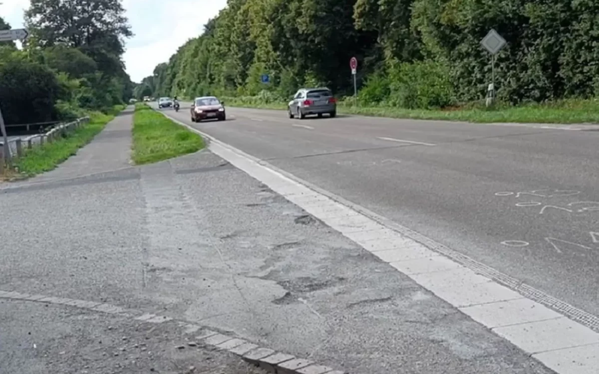 Gefährliche Querung an der Kalkumer Schlossallee / An der Anger. Foto: ADFC Düsseldorf