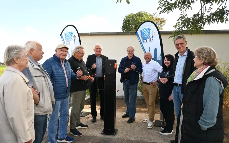 Im Beisein vieler Bürgerinnen und Bürger wurde die neue Station eingeweiht. Dabei waren auch Andreas Vanek (5. von links), Klaus Drechsler, Rainer Stolzenberg und Natalia Kabot. Foto: sam