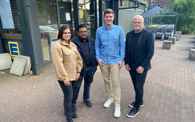 Bei einem Treffen der SPD Großenbaum/Rahm wurde über die zukünftige Nahversorgung in Duisburg-Rahm diskutiert. (von links) Jacqueline Dederichs, Daniel Rosenbach (Vorsitzende SPD Duisburg Großenbaum/Rahm), Jannik Neuhaus, Ratsherr Uwe Ernst. Foto: SPD Großenbaum/Rahm