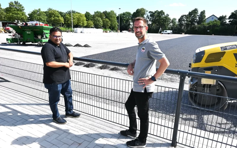 Noch vor gut einer Woche schauten Vorstandsvorsitzender Ralf Bensberg (rechts) und Daniel Rosenbach auf eine große, graue Fläche auf dem GSG-Hauptplatz. Foto: sam