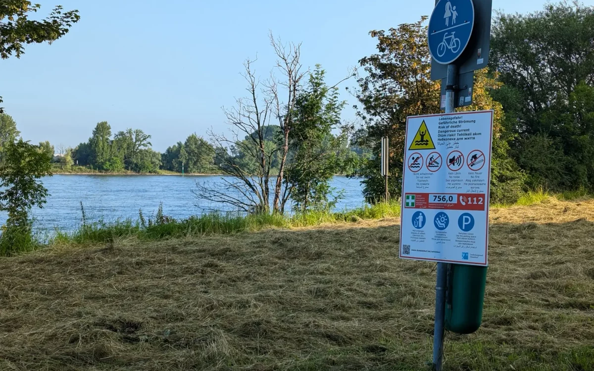 Die Feuerwehr Düsseldorf hat überall dort, wo durch Vandalismus Hinweisschilder beschädigt sind oder sogar ganz fehlen, diese ersetzt, Foto: ah