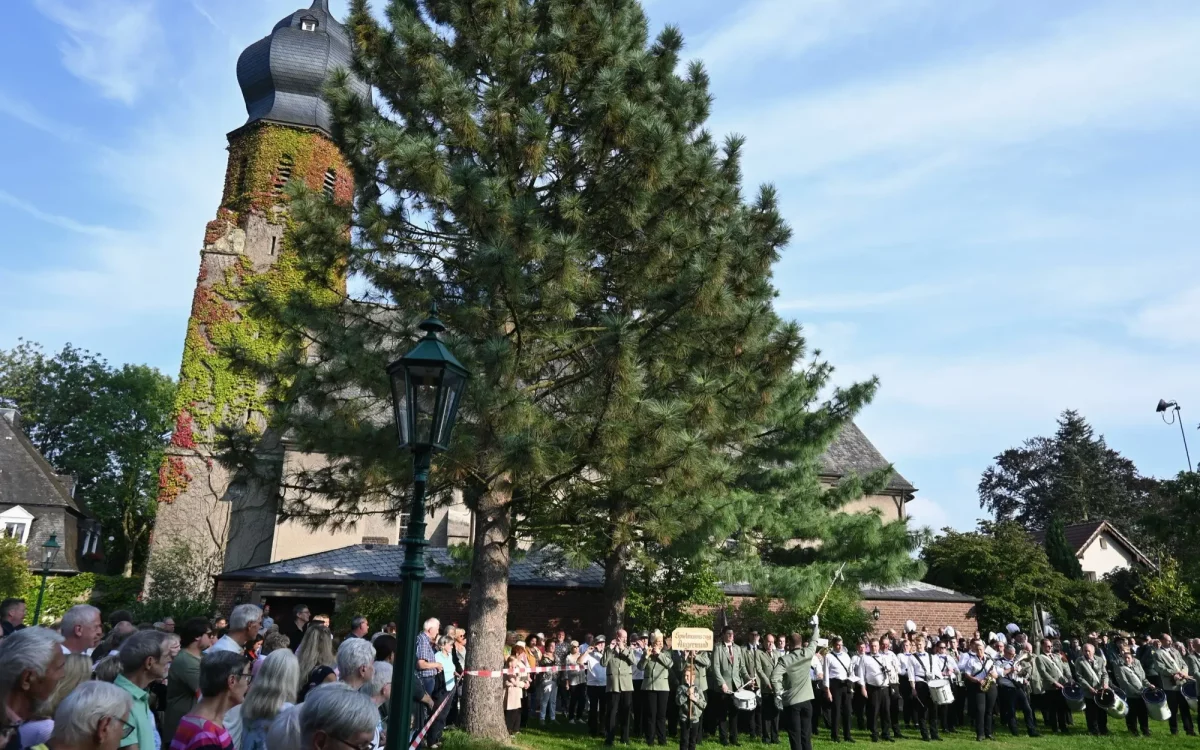 Auf der Wiese hinter der Kirche findet am Samstag gegen 17.30 Uhr der Große Zapfenstreich statt. Archivfoto: sam