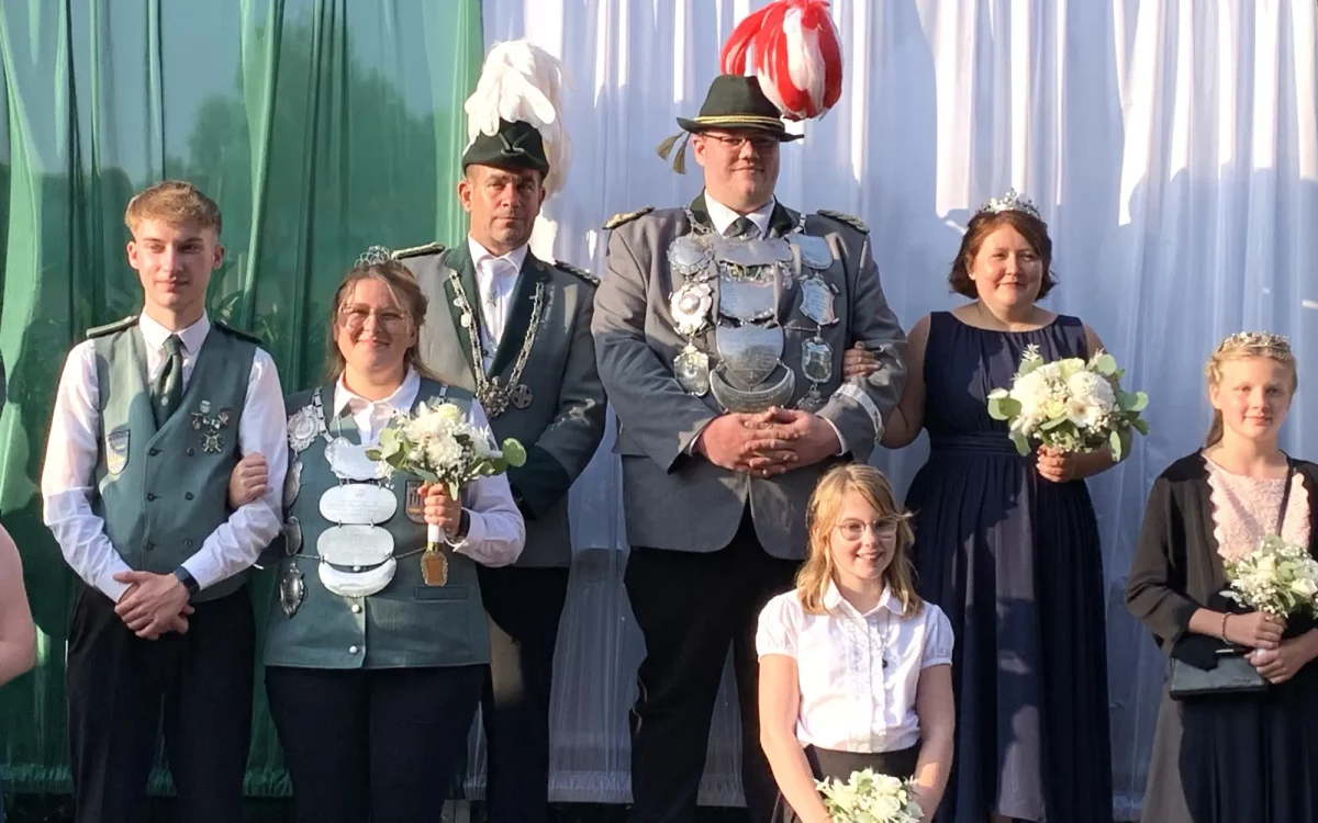 Auf ein tolles Schützenfest in Huckingen freuen sich das amtierende Königspaar Martin Koch und Alina Stegmann sowie das Prinzenpaar Lena Krawanja und Juliano Weisenfeld. Mit dabei: Brudermeister Thomas Kirchholtes. Archivfoto: privat