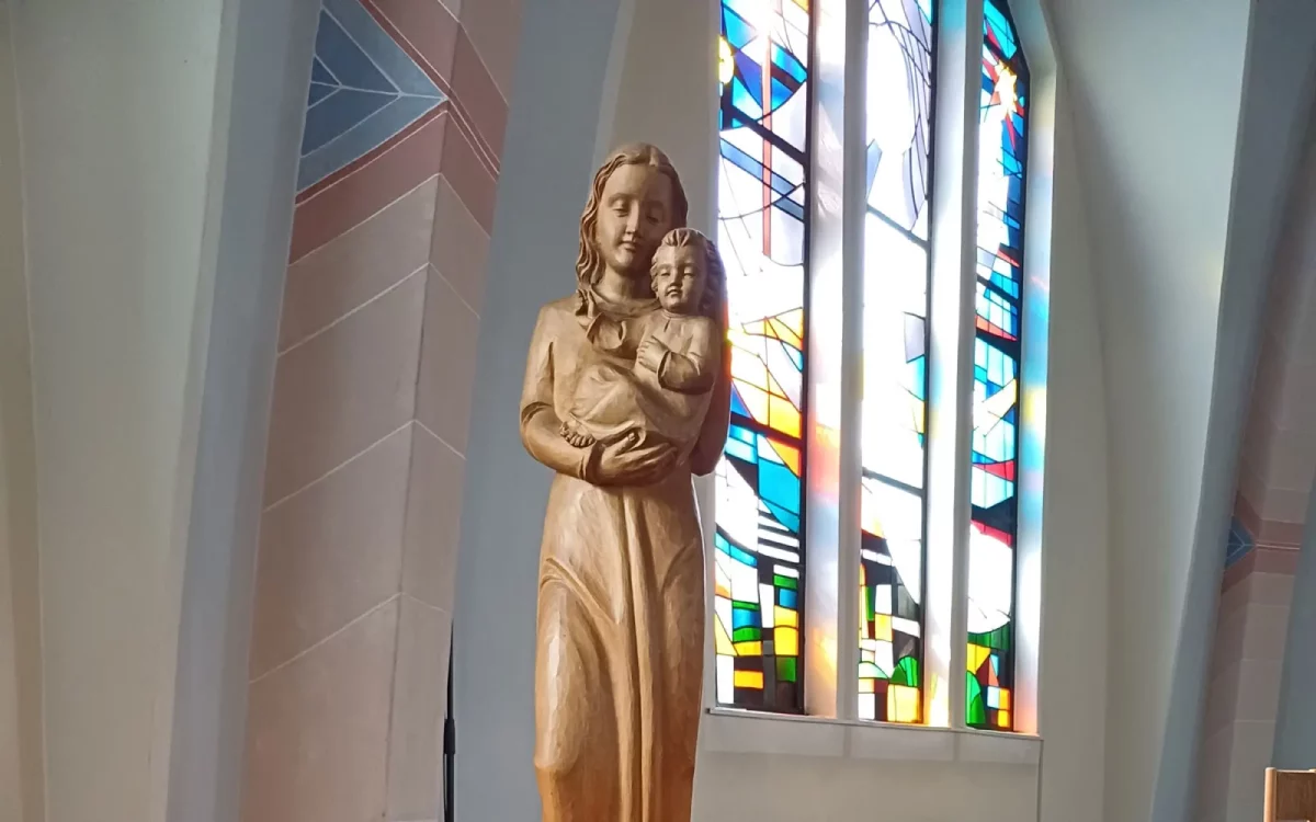 Holzstatue der Maria mit dem Jesuskind in der Kirche St. Raphael, Bissingheim. Foto: Ulrich van Ooy