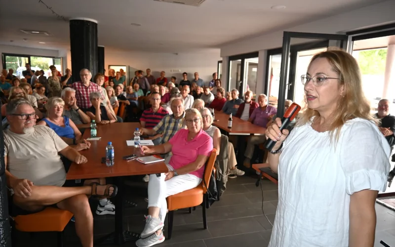 Irma Labadibi (Vorsitzende des SPD-Ortsvereins Sechs-Seen) begrüßte die zahlreichen Menschen, die etwas zum „Anstieg des Grundwasserspiegels“ hören - oder auch berichten - wollten. Foto: sam