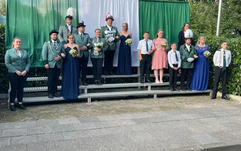 Huckingen hat neue Majestäten: König ist nun Matthias Füsgen, an seiner Seite steht Königin Stefanie Böttcher. Laura Polasek ist Prinzin, sie wählte Dominik Wagner als Begleiter. Foto: privat