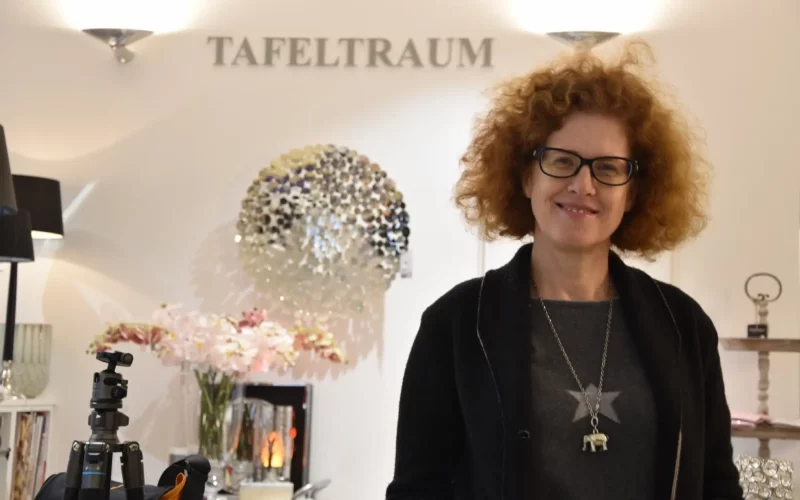 Angela Hoffbauer, Gründerin von Tafeltraum in Düsseldorf-Kaiserswerth, freut sich über das 10-jährige Jubiläum ihres Ladens, der für besondere Dekorationsstücke bekannt ist.