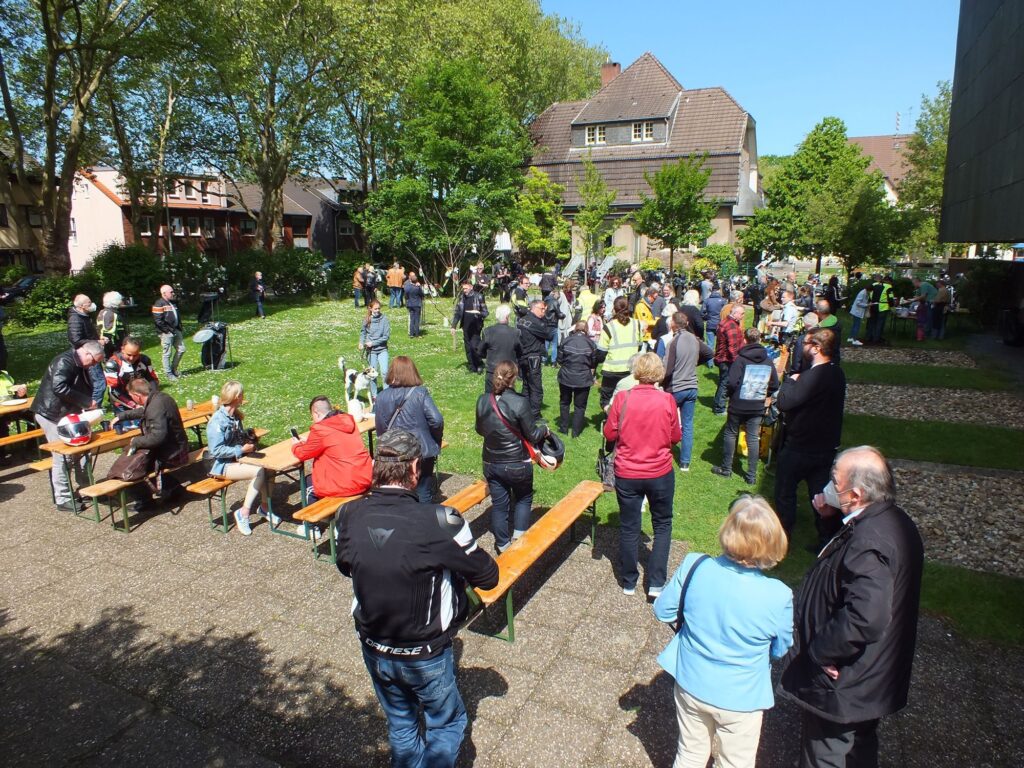 Nach dem Gottesdienst schließt sich ein geselliger Austausch auf der Gemeindewiese an, wie 2023. Foto: mogo-Duisburg.de