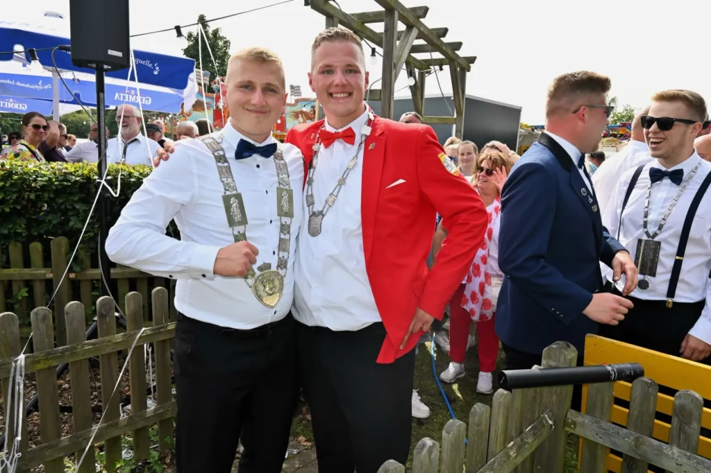 Die Lindner-Brüder strahlten im vorigen Jahr um die Wette: Lukas (links) ist Rahmer Schützenkönig, Robin agiert als Prinz. Archivfoto: sam