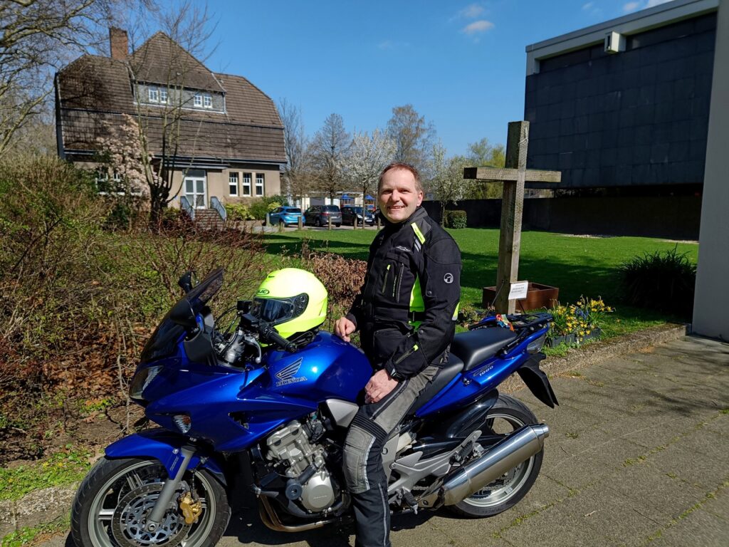 Pfarrer Ernst Schmidt freut sich auf den dritten Motorradgottesdienst in Großenbaum. Foto: Beke Schmidt
